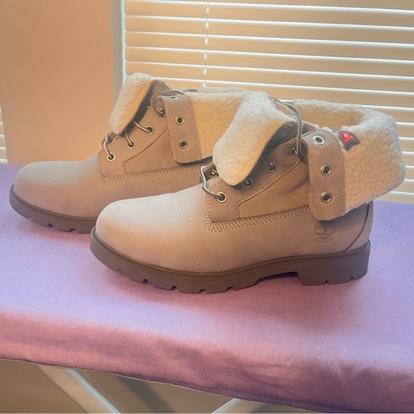 Women’s Grey Waterproof Faux Fur Timberland’s size 8.5 - Like new - Picture 4 of 7